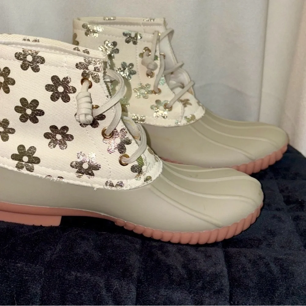 Simply Southern Metallic Floral Duck Boots in Cream and Gold Size 8